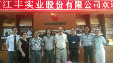 在香港，銷(xiāo)售每三只冰鮮雞就有兩只是江豐出品，但中國(guó)大陸的市場(chǎng)更大，這次找中擂合作就是要打開(kāi)家門(mén)口的市場(chǎng)。中擂團(tuán)隊(duì)開(kāi)局便簽約虎艷芬作江豐代言，我們對(duì)接下來(lái)的合作充滿(mǎn)信心。